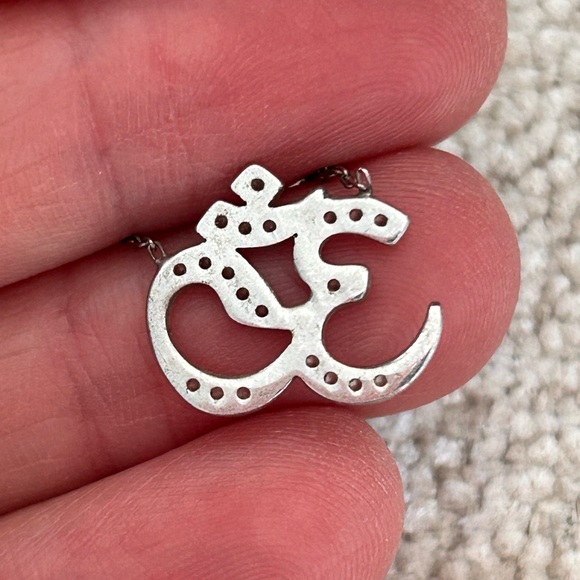 OM silver & diamond necklace - Picture 4 of 6